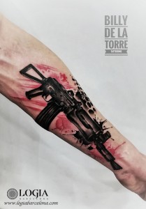 tatuaje-brazo-metralleta-color-logia-barcelona-billy 